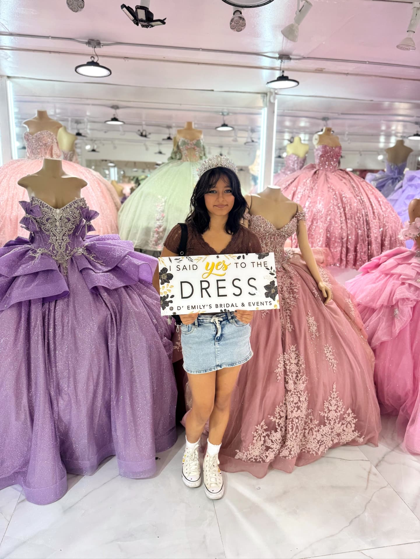 Miah holding an 'I said yes to the dress' sign
